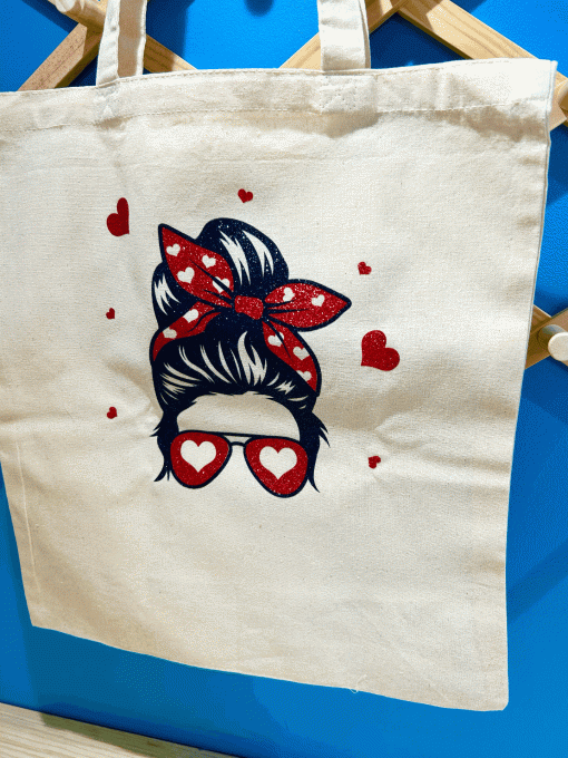 Tête femme noeud rouge