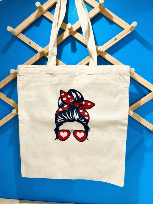 tête femme noeud rouge