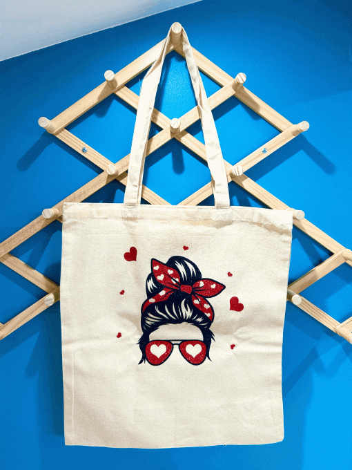 Tête femme noeud rouge