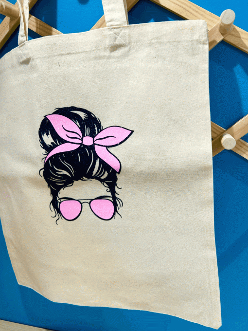 tête femme noeud rose