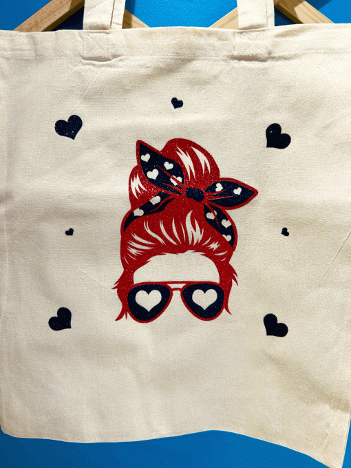 Tête femme rouge noeud noir