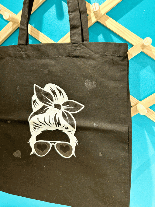 tête femme blanche noeud noire