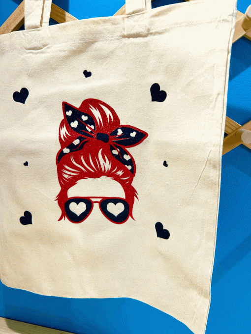 Tête femme rouge noeud noir