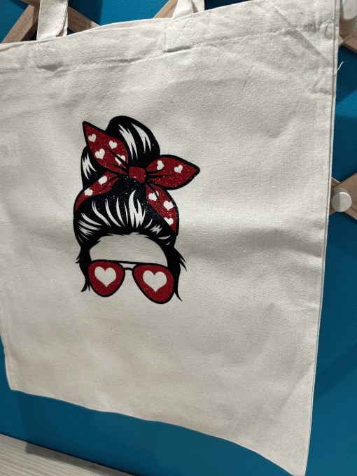 tête femme noeud rouge