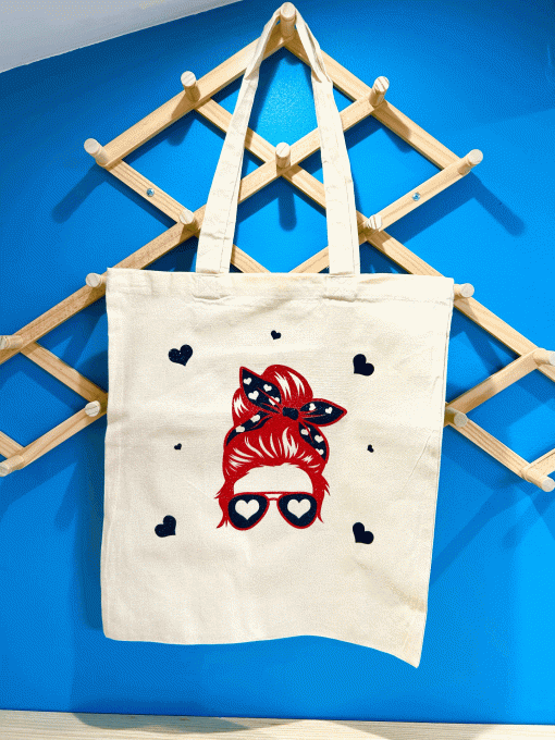 Tête femme rouge noeud noir