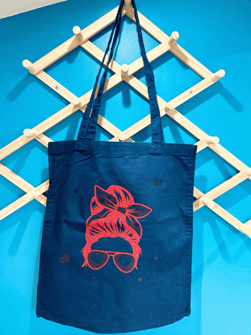 tête femme rouge noeud noire